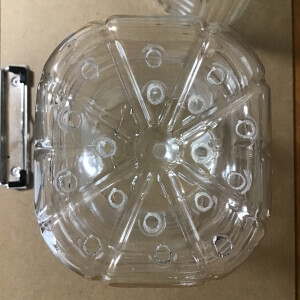 ペットボトルの底にあけた穴
