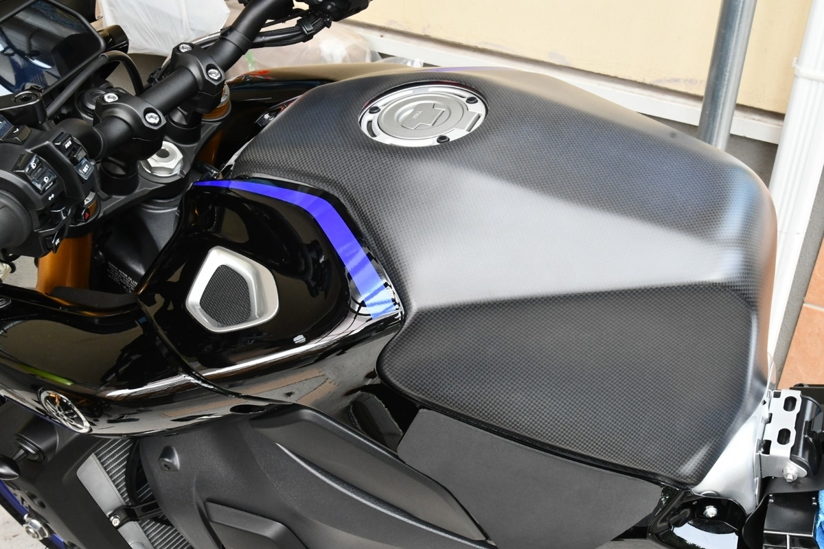 カーボン・フルタンクカバー - MT-10SPと遊ぶ！