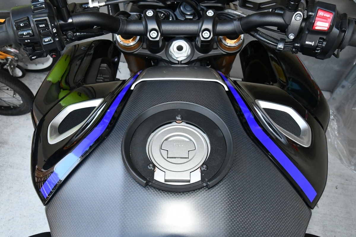 ヤマハ　MT-10SP 22年モデル用タンク カーボン・フルタンクカバー - MT-10SPと遊ぶ！