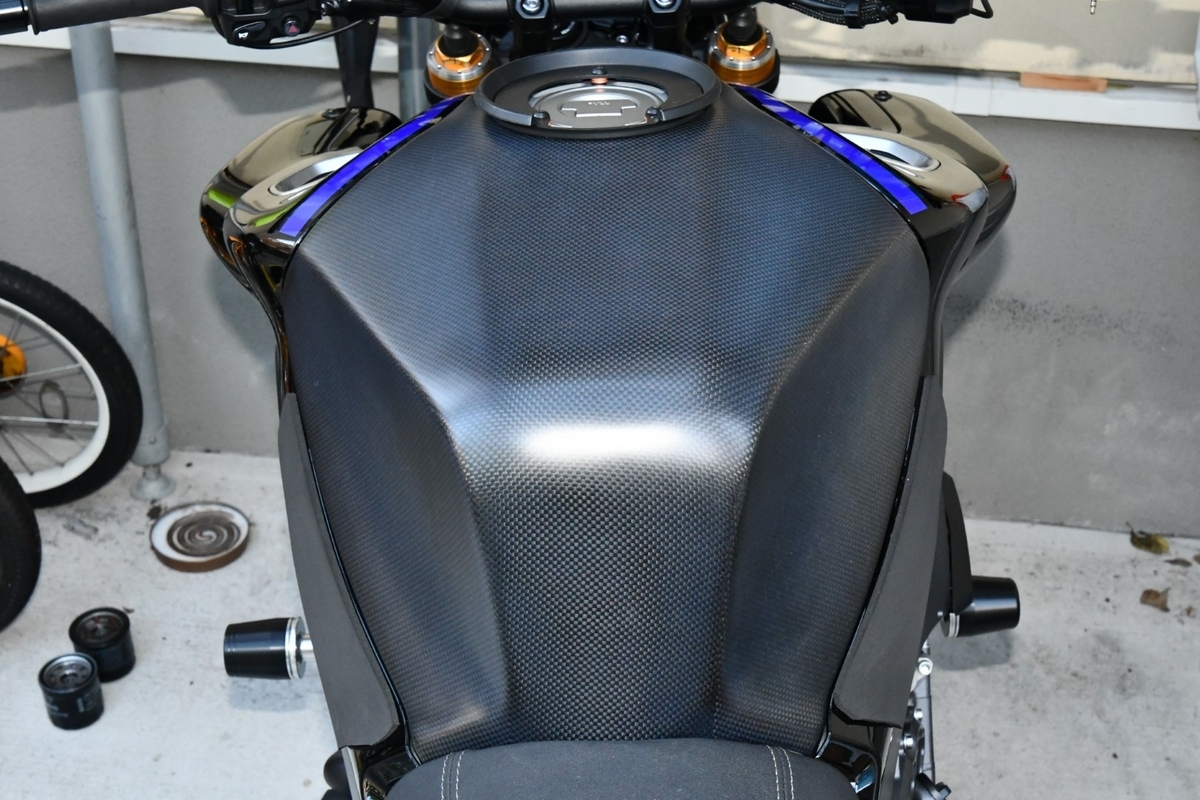 カーボン・フルタンクカバー - MT-10SPと遊ぶ！