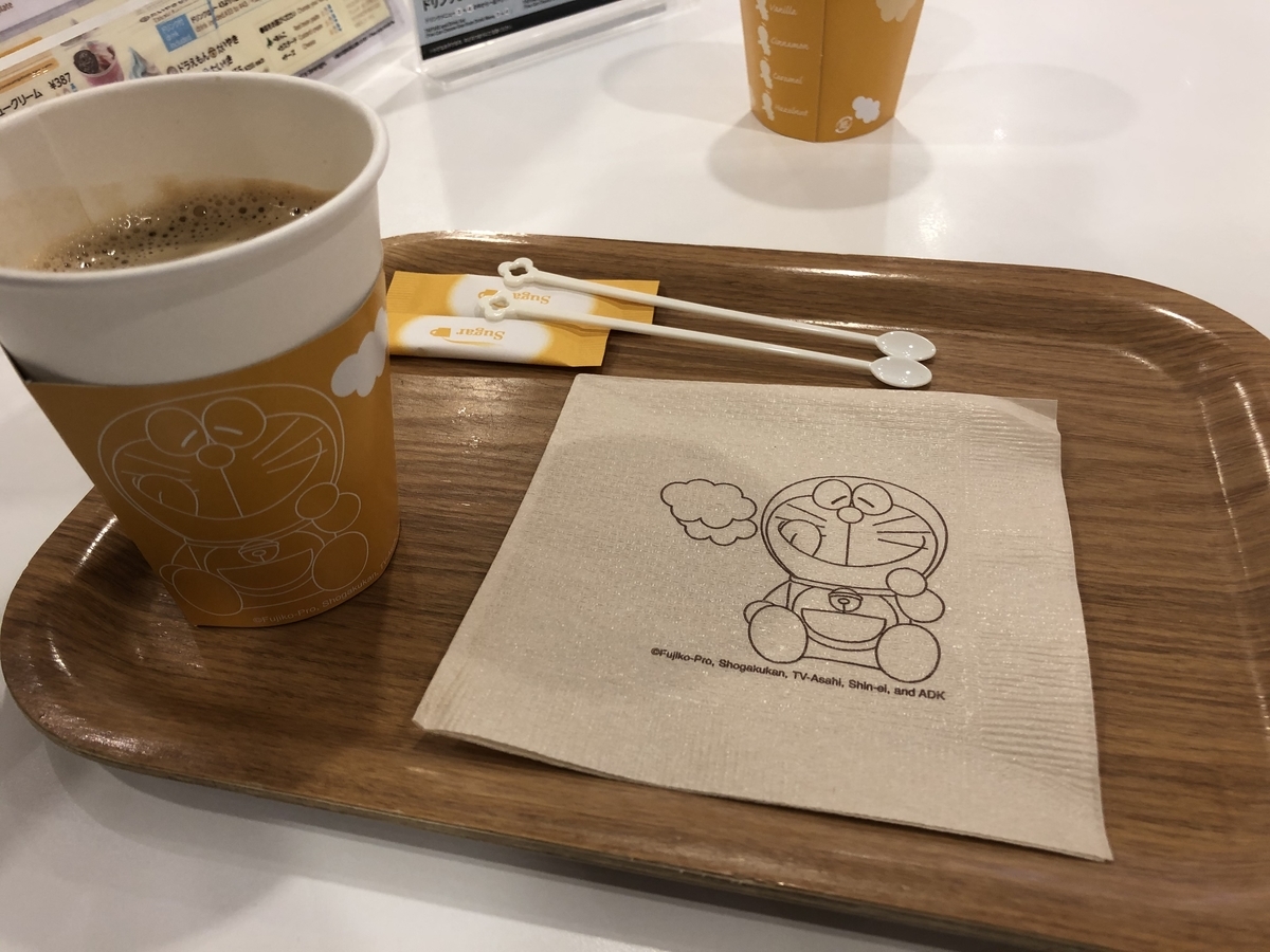新千歳空港のドラえもんわくわくスカイパークのカフェのコーヒー