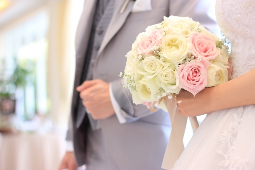 盛り上がる邦楽の入場曲で結婚式の披露宴会場に入場する新郎新婦