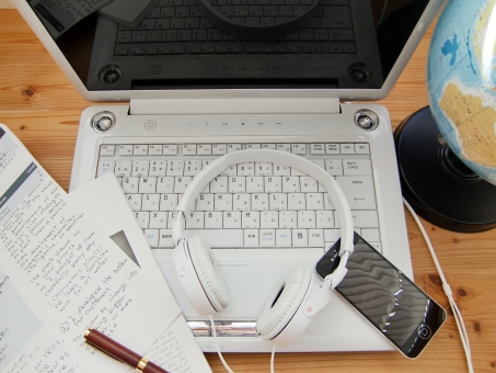 文系大学生の就職活動に役立つMOS（Microsoft Office Specialist）をパソコンの通信講座で受講する様子