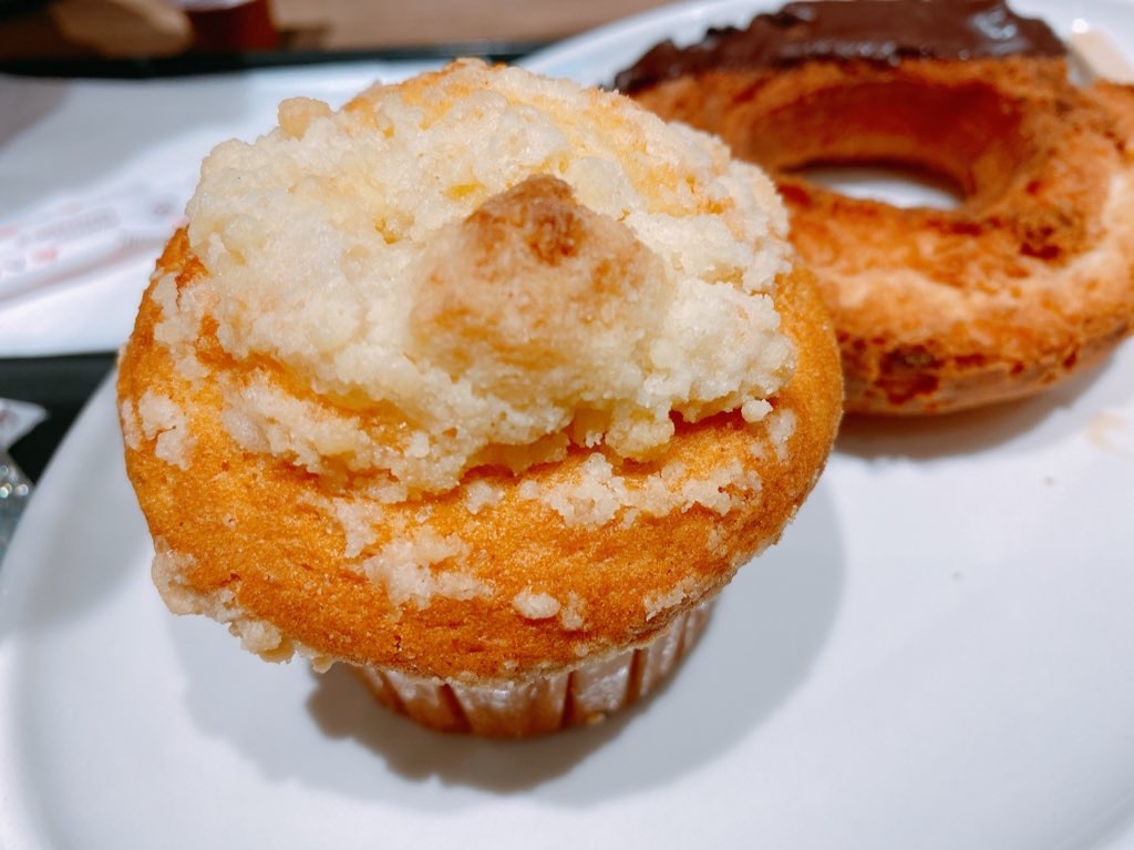 ミスドの クリームインマフィン塩バター サクサクのクランブルと塩気が最高 るなぴむ の食べろぐ