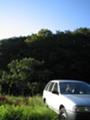車と空と緑の　畑道
