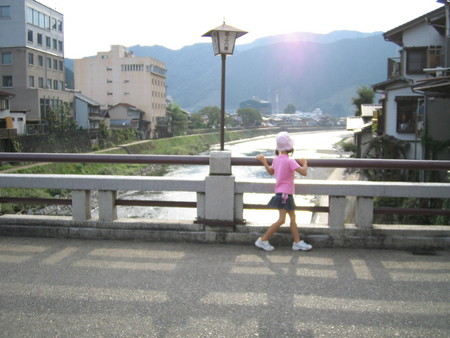 　橋の上の女の子　郡上八幡