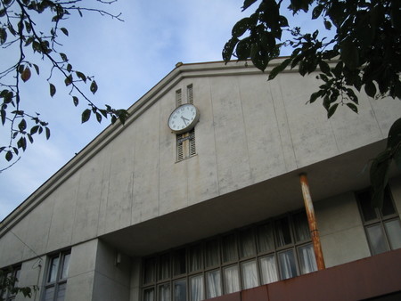 小学校　時計と空