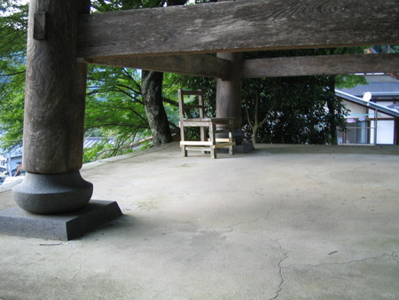 鐘の足に椅子