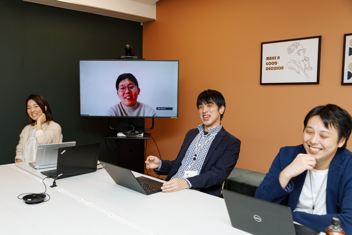 インタビューを受けるAnaplanプロジェクトメンバーの写真