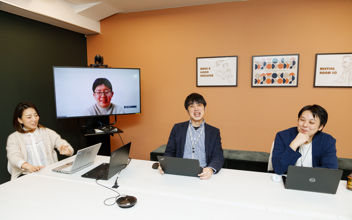 インタビューを受けるAnaplanプロジェクトメンバーの写真