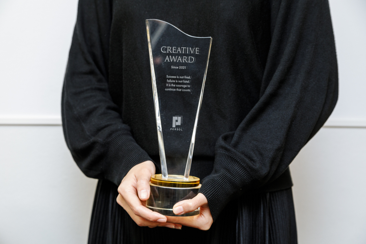 Creative awardの受賞トロフィーの写真