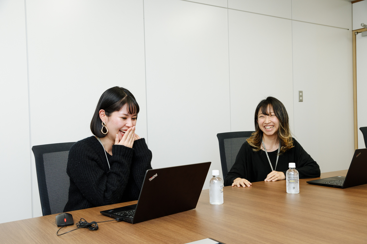 インタビューを受ける古藤と齊藤の写真