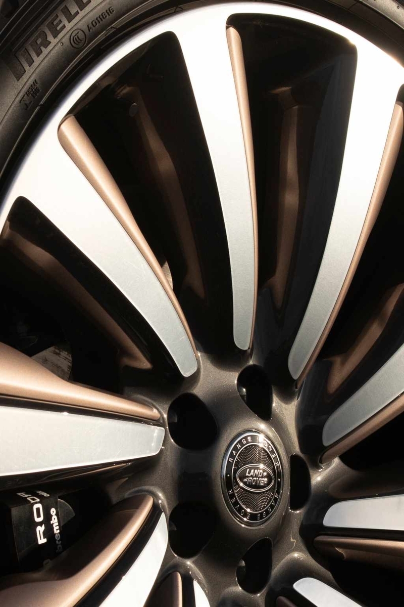 JLR、業界初の「再生素材70%以上」高性能タイヤを導入へ。ピレリと共同開発、年内にレンジローバーで初採用 - あまりニュースにならない輸入車のハナシ