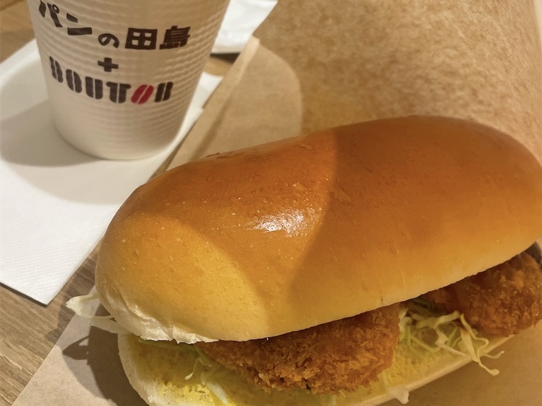 コッペ田嶋の北海道ポテトのコロッケパンとドリンク