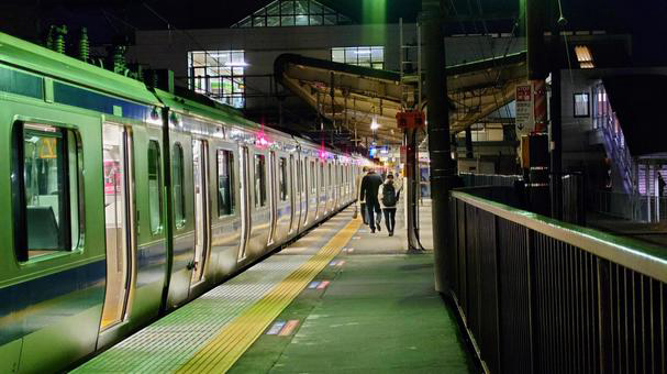 夜の駅ホームの写真