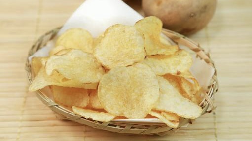 ザルに盛られたポテトチップスの写真