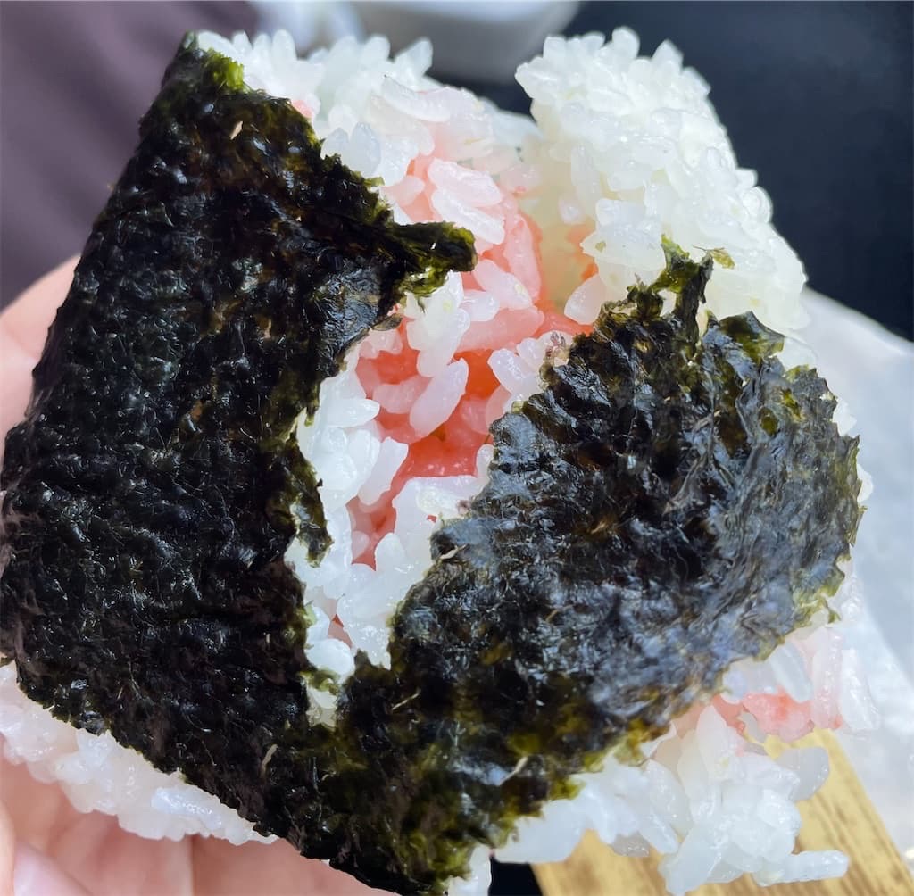 維心のたらこのおにぎりの具が食べ見える写真