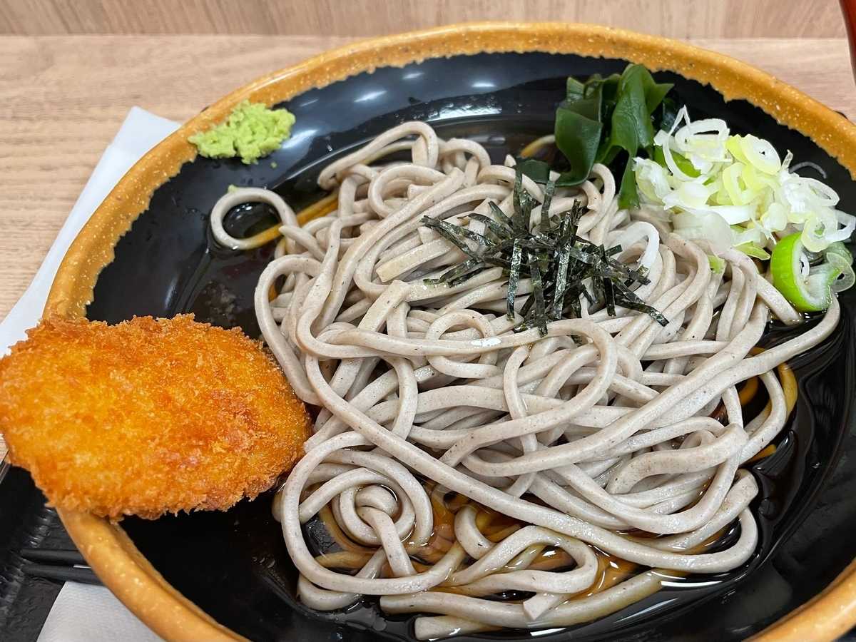 高幡そばの冷やしコロッケ田舎そばの拡大写真
