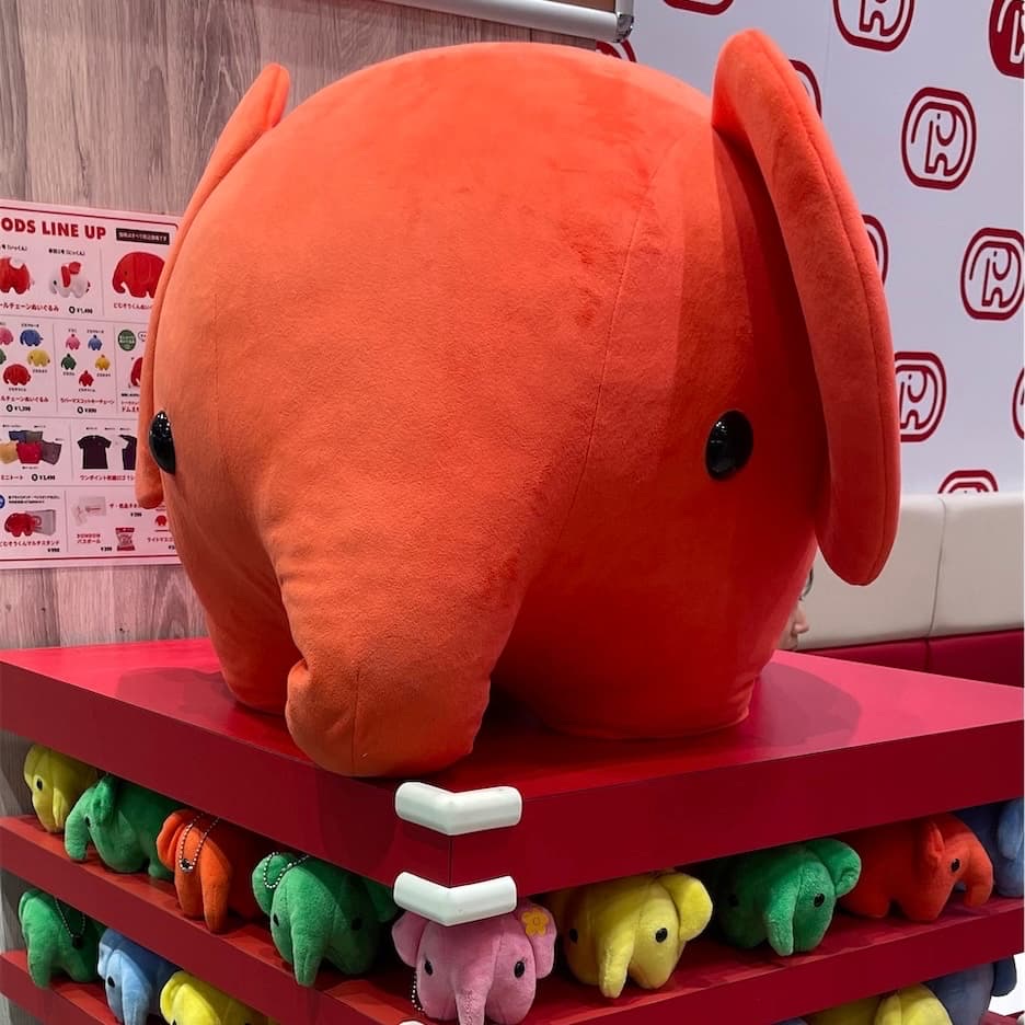ドムぞうの特大ぬいぐるみ写真