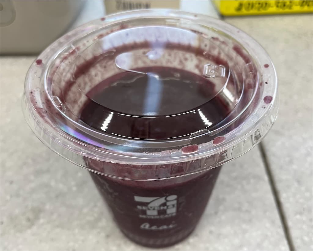 セブンイレブンのアサイーバナナスムージーの完成写真