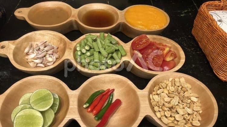 タイ料理の調味料や薬味が盛られた9つの小皿の写真