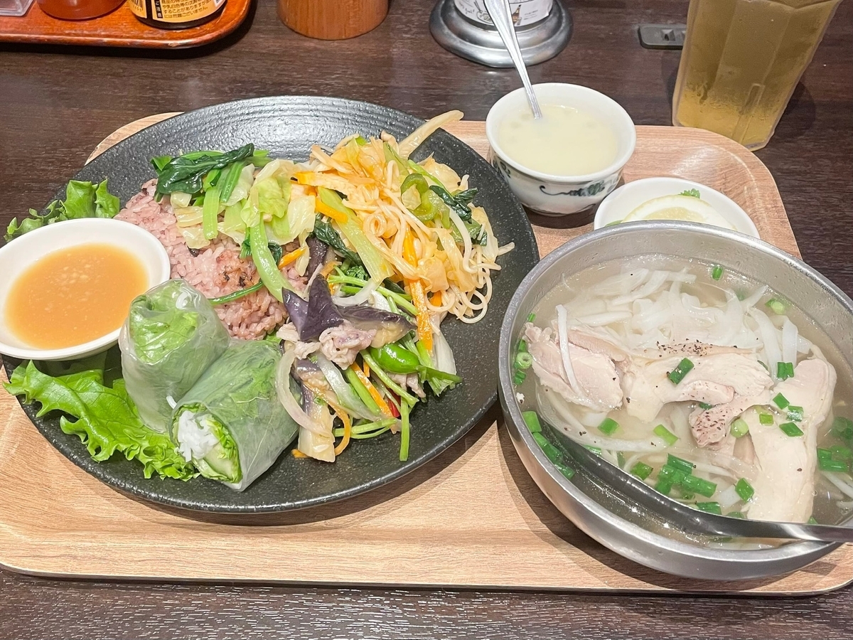 コンビンザン（ベトナムの大衆食堂の意）定食の写真
