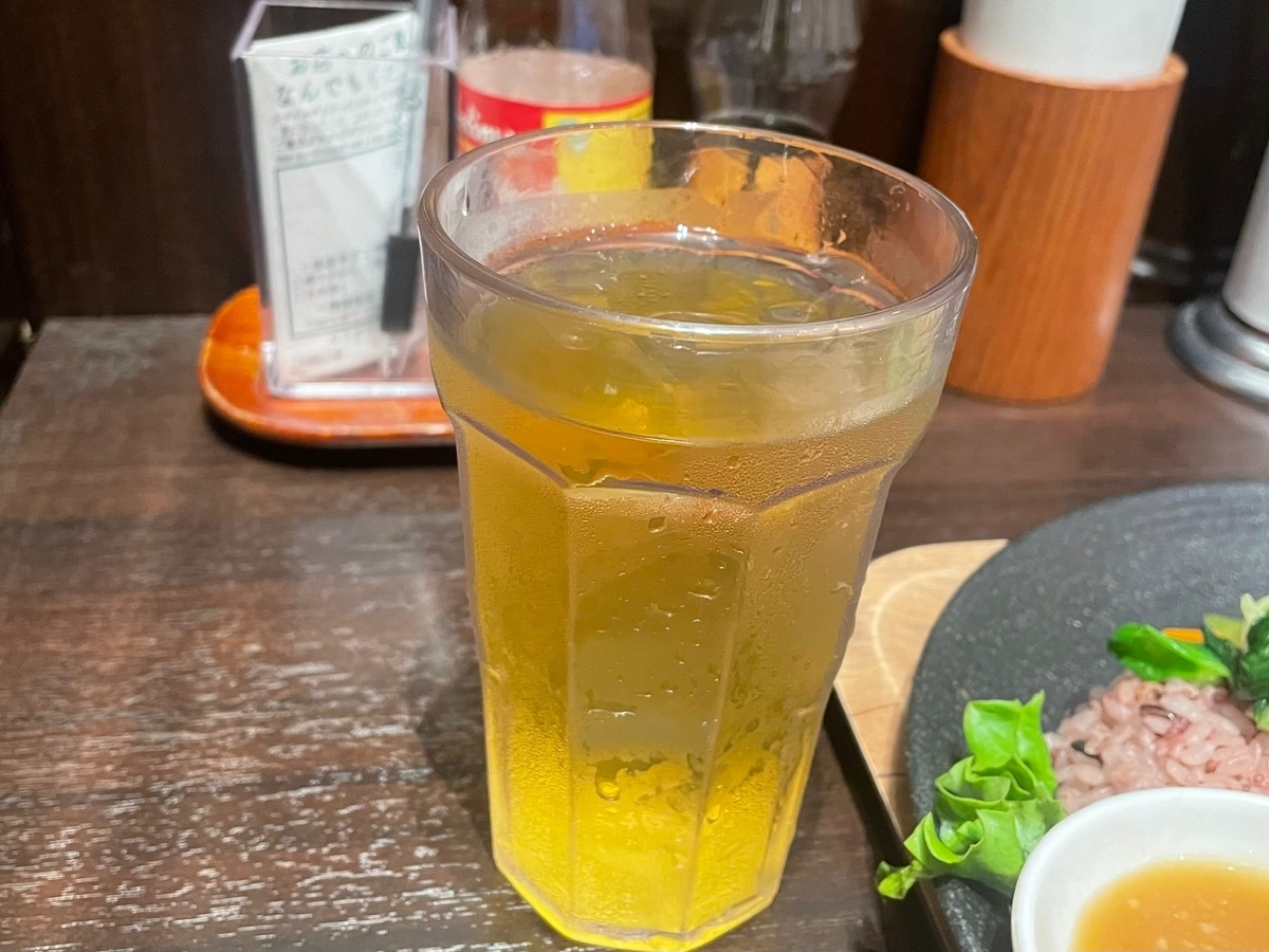 グラスに入った冷たいハス茶の写真