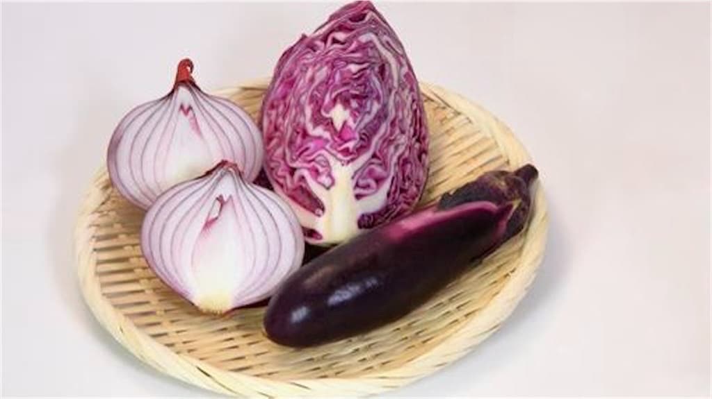 ざるに盛られたなす、紫キャベツ、紫玉ねぎの写真
