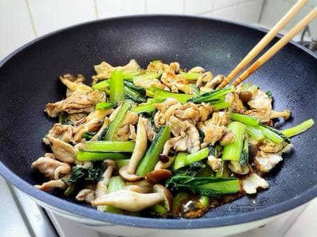 豚こまで、野菜炒めを調理中のフライパン画像