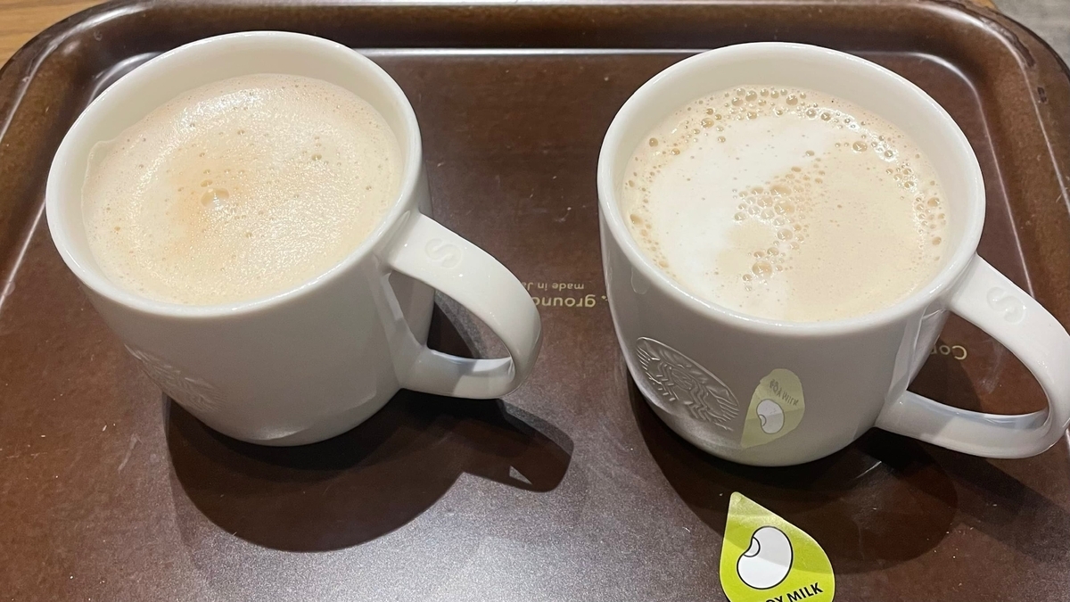スタバのアーモンドミルクラテとソイラテの並んだマグカップの画像
