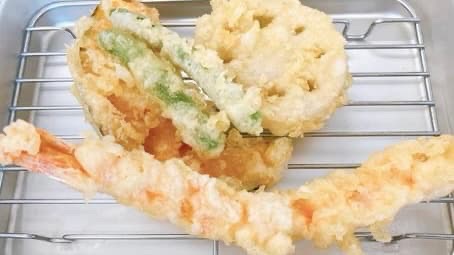 レンコン、エビなどの天ぷらの画像