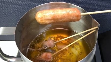 フランクフルトの串揚げを揚げるフライヤーの画像