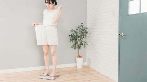 The picture of a Japanese woman who looks happy to lose her weight