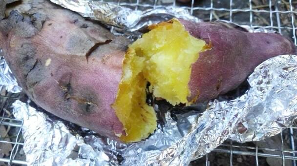 A picture of  the Baked sweet potato on a grill