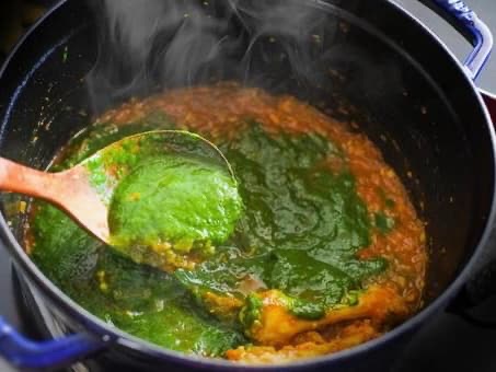 鍋にグリーンペーストを入れて調理中のよもぎカレーの画像