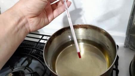 鍋の太白ごま油を温度計で測る画像