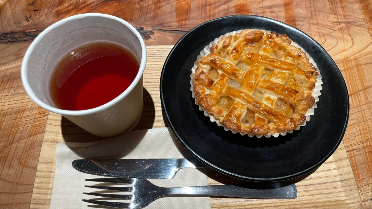 カフェパレットのアップルパイとダージリンティーのセットの画像