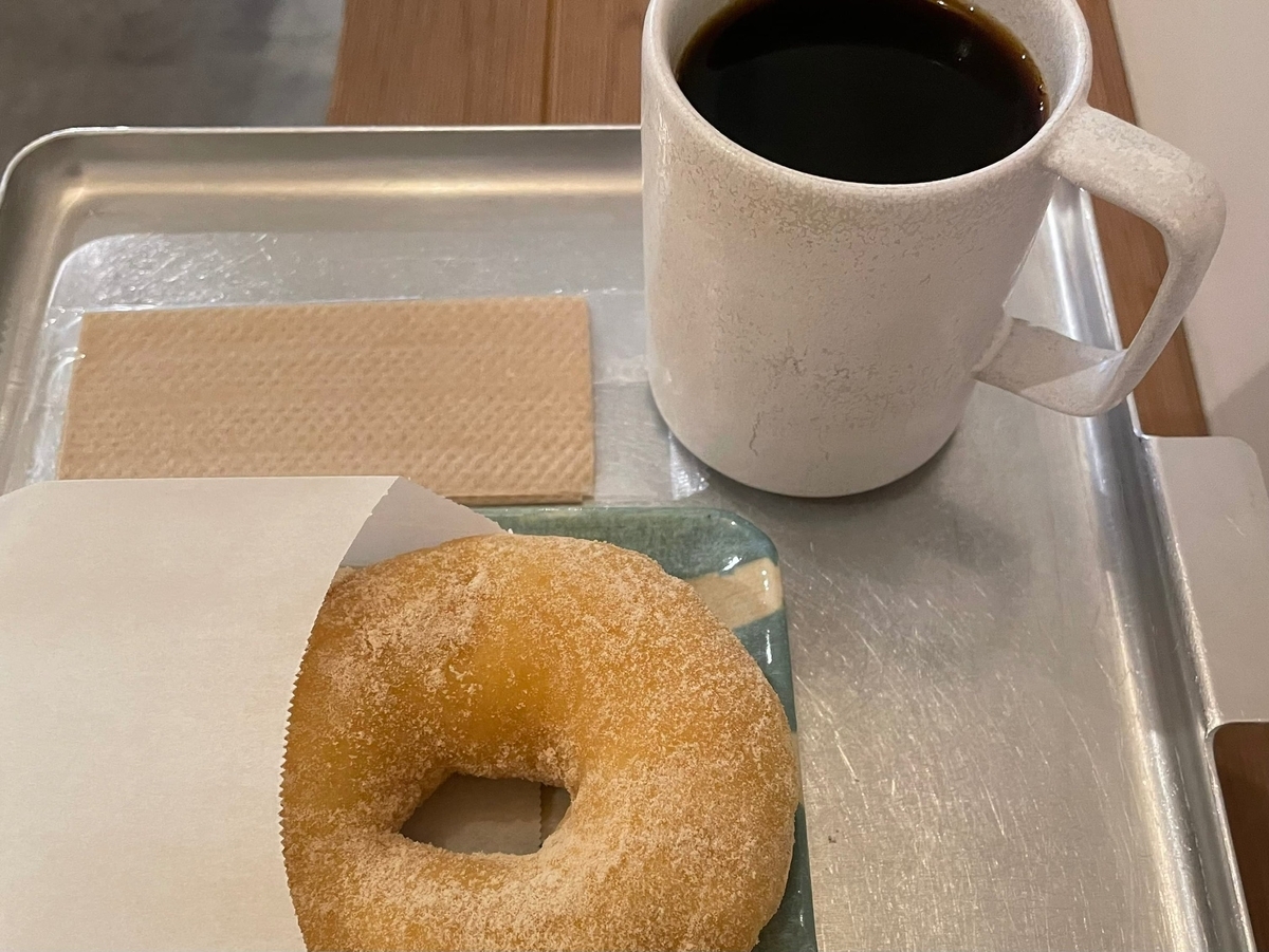 Coffea Funika のきび糖のドーナツとコーヒーの画像