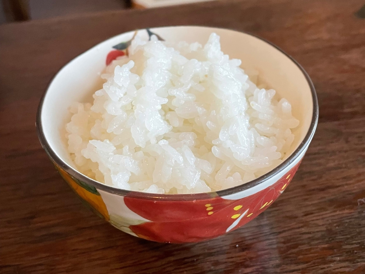 茶碗に盛られたご飯（つや姫）の画像