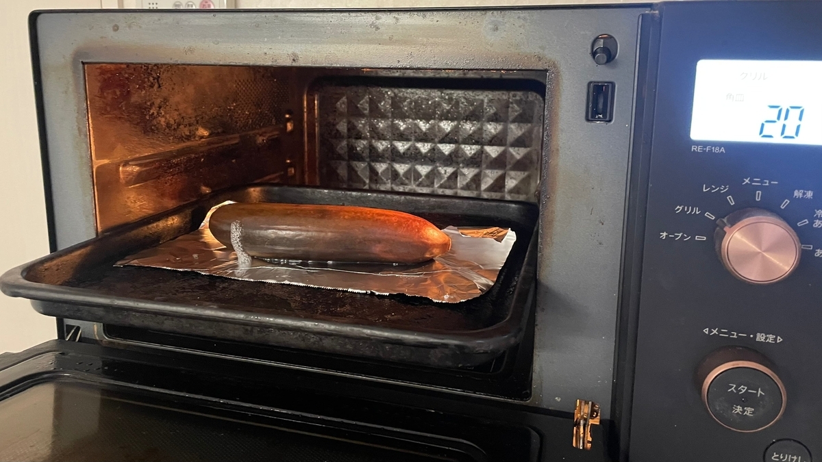 オーブンに入っている焼きバナナの画像