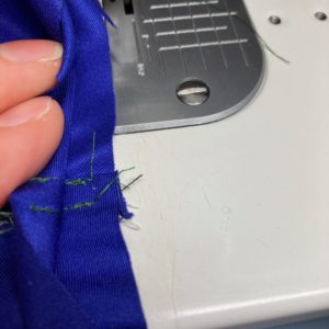 股の中心を仮止めミシン