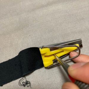 テープメーカーに生地を入れる