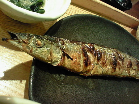 本日の夕食。なかなかハンサムな秋刀魚だ。