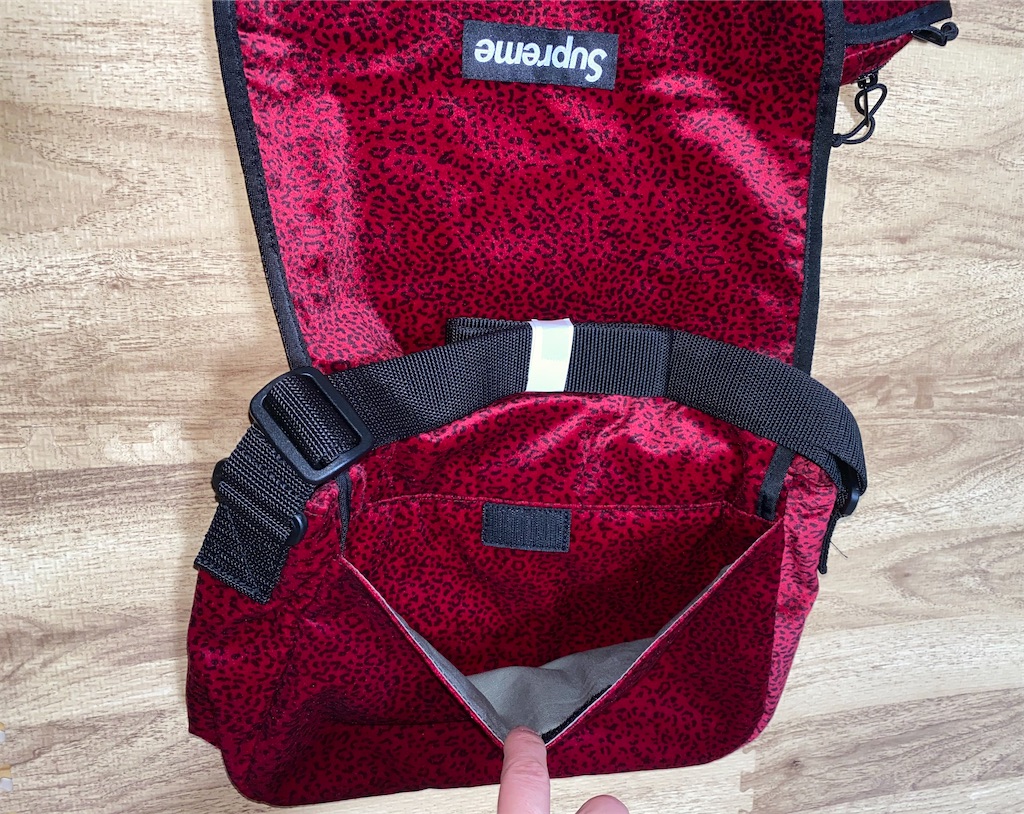 Supreme Velvet Bag 👜 - HYPE Timothy
