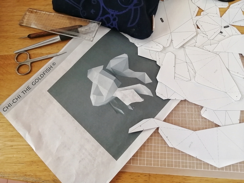 ペーパークラフト：金魚(Paper Craft : Goldfish) - 魔物と鶏の
