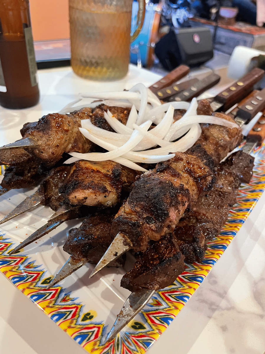ウイグル料理屋シープマンで食べたラムの串。ボリュームたっぷり