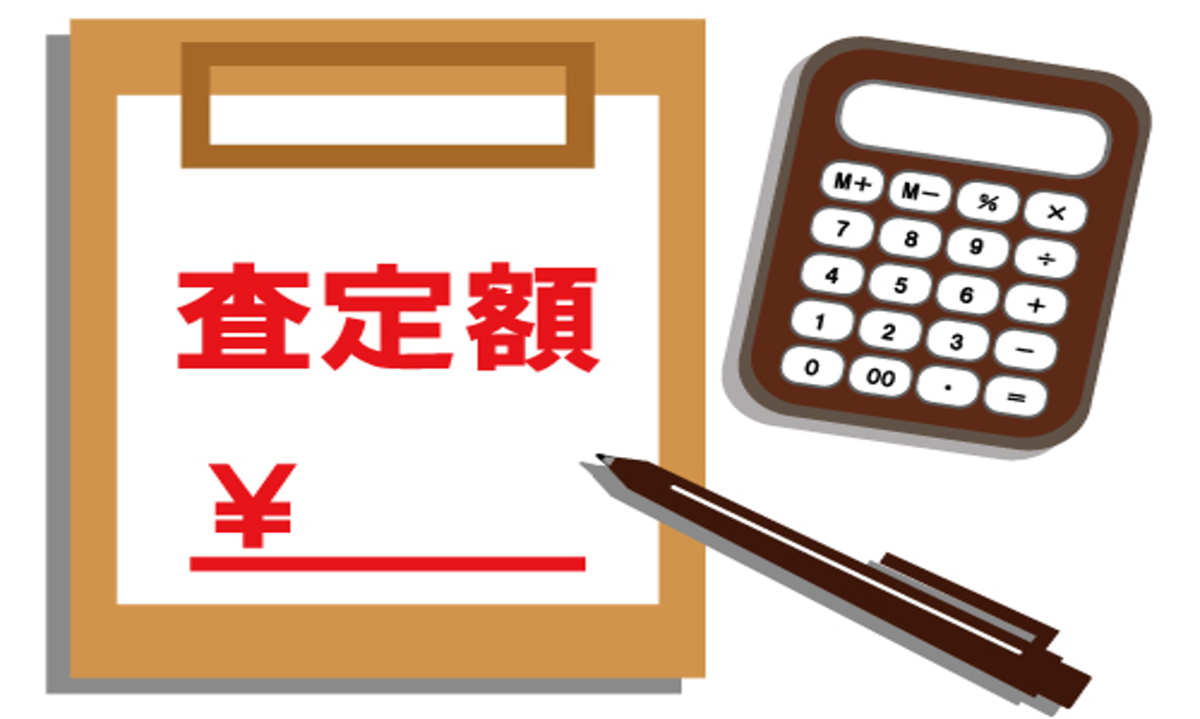 Total Lossの再査定額を電卓と書面で確認するイラスト。自動車保険の査定額が9446.69ドルから10307.18ドルに増額されたことを表している