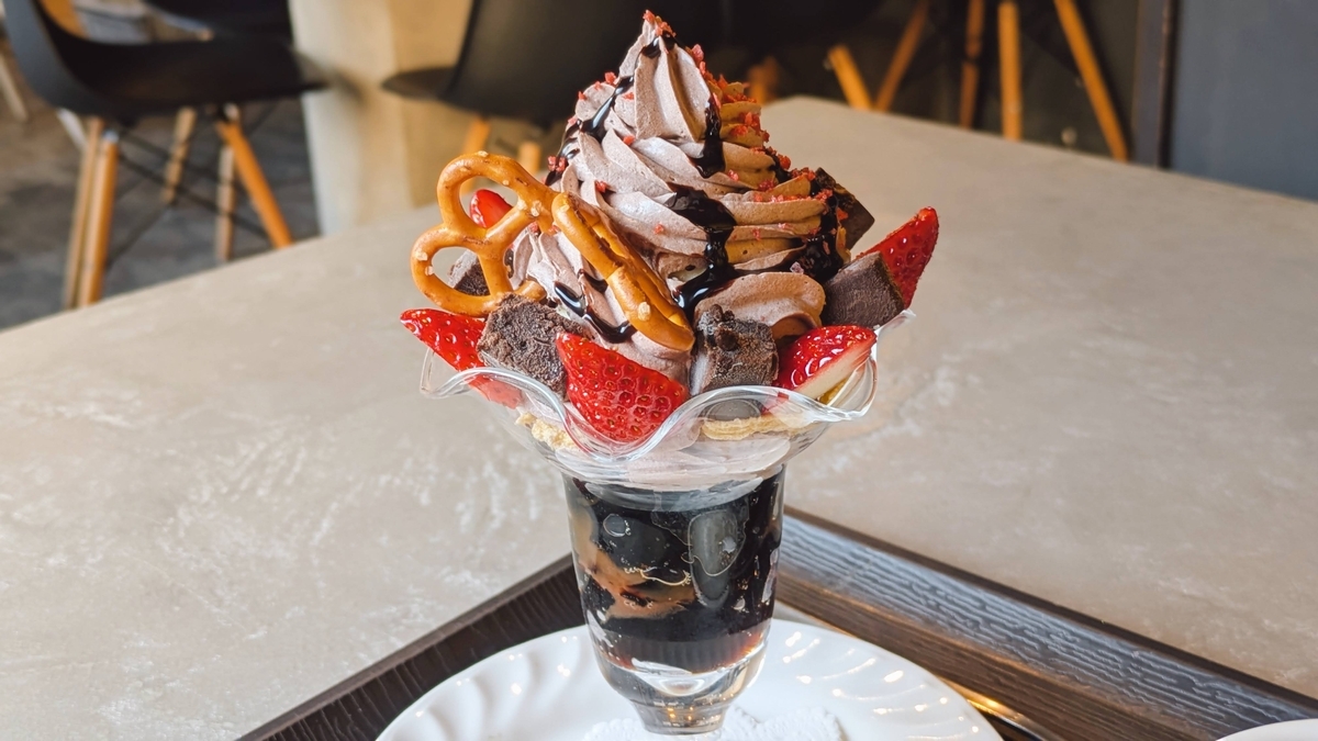 季節限定パフェ。チョコクリームやいちご、アイスがたっぷり入った贅沢な一杯。