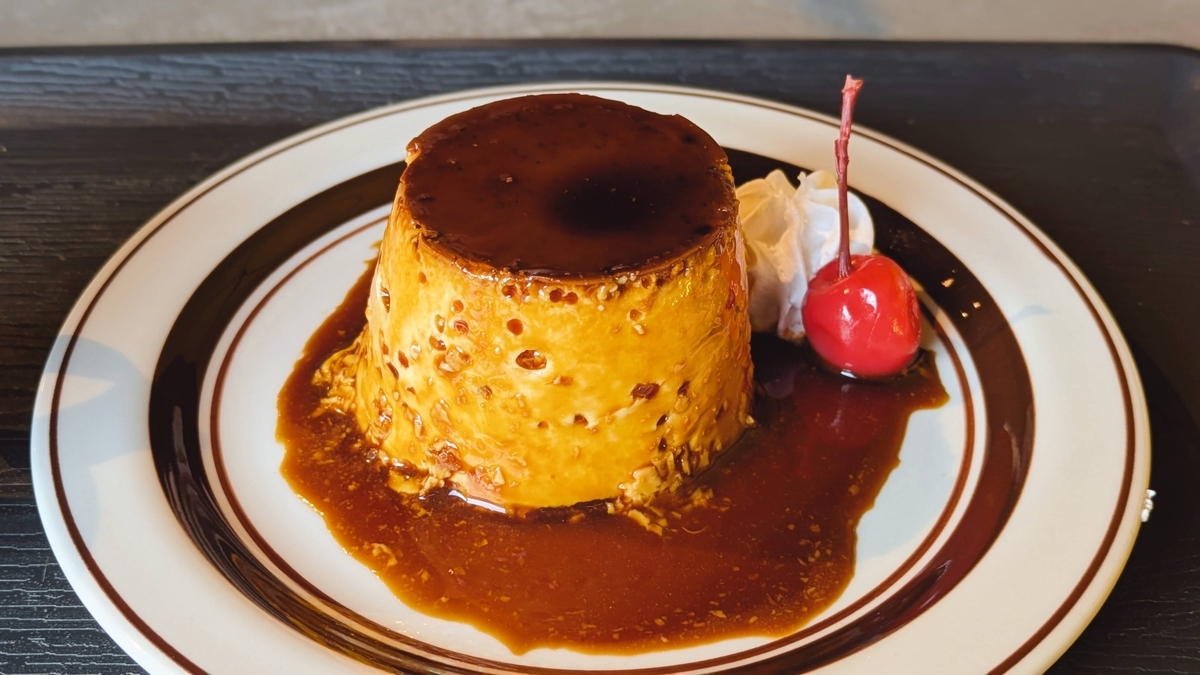 カラメルたっぷりの固めプリン。甘さとほろ苦さのバランスが良く、満足感があります。
