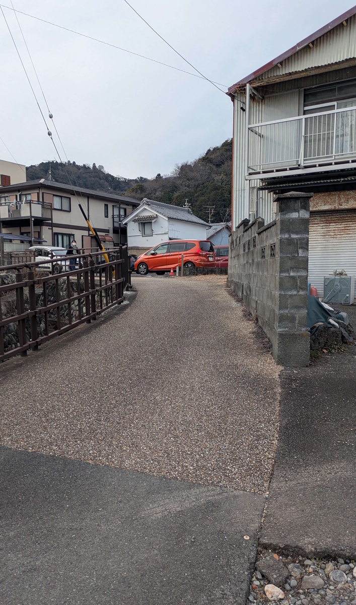 駐車場へ向かう道はやや細め。運転には注意が必要です。